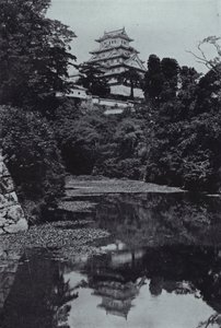 Um Castelo Feudal, do Moat (foto a p/b) de Herbert Ponting