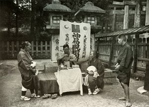Um adivinho no templo de Inari, 1910. de Herbert Ponting