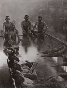 Um banho público em Kanawa (foto a p/b) de Herbert Ponting