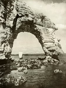 Um arco desgastado pelo mar em Matsushima, 1910. de Herbert Ponting