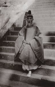 Um sacerdote xintoísta (foto a p/b) de Herbert Ponting