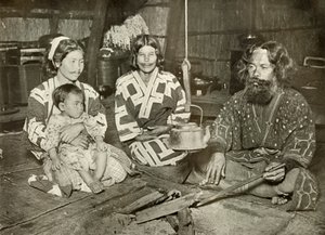 Ainu Man and Women at Home, 1910. de Herbert Ponting
