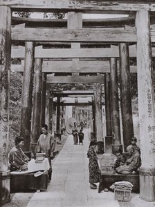 Uma Avenida da Torii no Templo Inari (foto a p/b) de Herbert Ponting