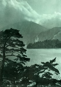 Tempestade que se aproxima no Lago Motosu, 1910. de Herbert Ponting
