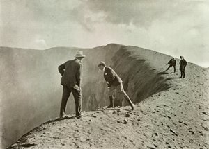 No Craters Brink, Asama-Yama, 1910. de Herbert Ponting