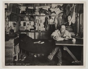 Capitão Scott escrevendo seu Diário, durante a Expedição Terra Nova (1910-13) para o Pólo Sul (impressão de brometo) de Herbert Ponting