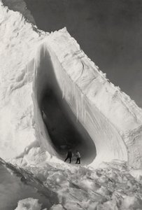 Caverna esculpida no gelo de Herbert Ponting