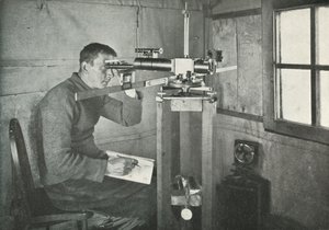 Dr. Simpson no Magnetômetro Unifilar, 1911, 1913 de Herbert Ponting