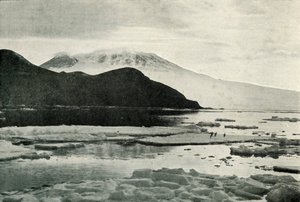 Entrar no McMurdo Sound - Cape Bird e Monte Erebus, c19101913, 1913 de Herbert Ponting