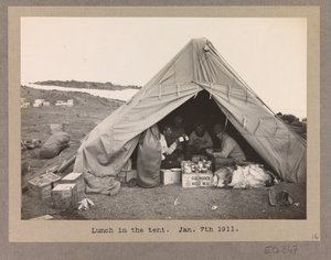 Quatro membros da expedição a almoçar numa tenda de Herbert Ponting
