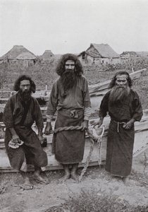 Happukonno, o Caçador (no centro), e dois Pescadores Ainu (foto a p/b) de Herbert Ponting