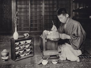 Japão na década de 1920: Pintura de porcelana (foto a p/b) de Herbert Ponting