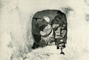 Lieut. Evans e Nelson cortando uma caverna para armazenamento a frio, 12 de janeiro de 1911, 1913 de Herbert Ponting