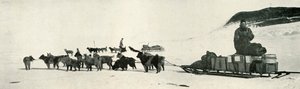 Meares e Demetri com suas equipes de cães saindo de Hut Point, c1911, 1913 de Herbert Ponting