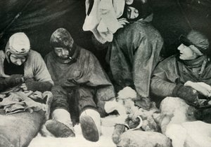 Membros do Partido Polar Entrando nos Sacos de Dormir, c1911, 1913. de Herbert Ponting