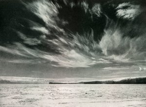 Notáveis nuvens cirros sobre a geleira Barne, 19 de dezembro de 1911, 1913 de Herbert Ponting