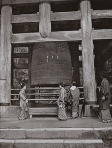 O Grande Sino no Templo de Chio-in (foto a p/b) de Herbert Ponting