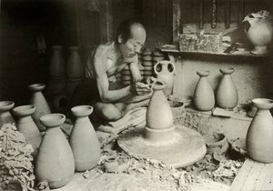 O Potter em sua roda, 1910. de Herbert Ponting