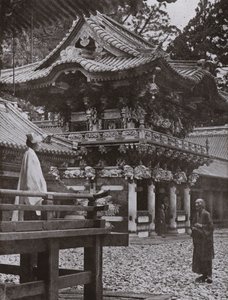 O portão Yomei na Nikko (foto a p/b) de Herbert Ponting