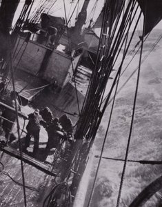 "O navio é pesado e tenso e armado como uma rolha" (foto a p/b) de Herbert Ponting