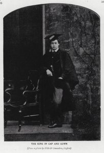 O Rei Eduardo VII em tábua e bata de morteiro enquanto estava na Universidade de Oxford (foto a p/b)