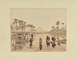 Mulheres, Fellahs, a tirar água perto das pirâmides, Cairo