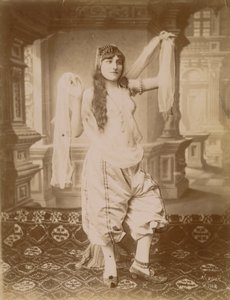 Mulher em traje exótico