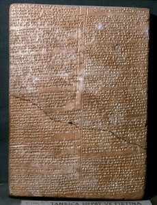 ARTE ANTIGA DO ORIENTE (Hitita): Tábua cuneiforme em língua hitita. Ba... de Hittite