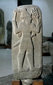 Civilização hitita: estela em basalto do deus da Tempestade. Império neo hittita. Século IX AC. da Babilónia. Dim. 141 cm Museu Arqueológico de Istambul.