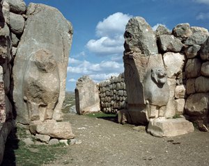 Porta do Leão colocada nas paredes de Hattusa