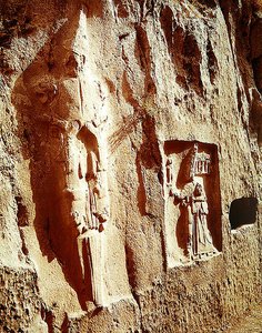 O deus da espada e Tudhaliya IV abraçados por um deus de Hittite