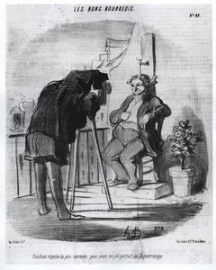 Les Bons Bourgeois - A posição mais conveniente para ter um belo retrato no daguerreótipo, caricatura de Daumier - em "Charivari" de 24/07/1847. de Honoré Daumier