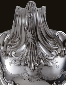 Detalhe de uma terrina Luís XV, tampa e forro de Honore de Balzac