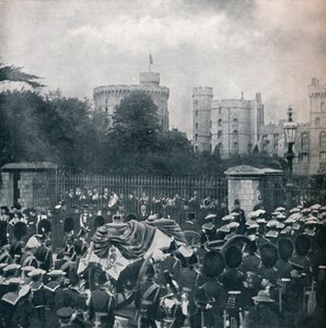 Carro funerário do rei Eduardo VII sendo arrastado para o terreno do Castelo de Windsor, 1910 1911