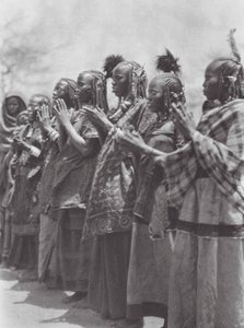 África: Mulheres de Aulad Hamid a bater palmas durante uma dança (fotografia a preto e branco) de Hugo Adolf Bernatzik