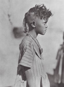 África: Criança Bisharin com amuleto (fotografia a preto e branco) de Hugo Adolf Bernatzik