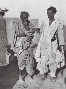 África: Homens Bisharin, deserto da Núbia (fotografia a preto e branco) de Hugo Adolf Bernatzik