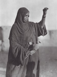África: Mulher Bisharin a fiar, deserto da Núbia (fotografia a preto e branco) de Hugo Adolf Bernatzik