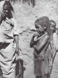 África: Crianças em Omdurman (fotografia a preto e branco) de Hugo Adolf Bernatzik