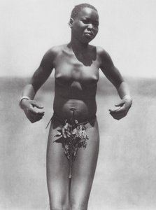 África: Rapariga que dança, Djur oriental (fotografia a preto e branco) de Hugo Adolf Bernatzik