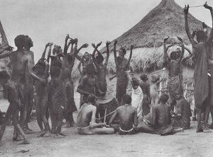 África: Dança das vacas Dinka (fotografia a preto e branco) de Hugo Adolf Bernatzik