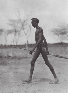 África: Guerreiro Dinka com lança (fotografia a preto e branco)