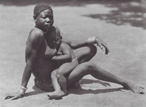 África: Djur Oriental, mãe e filho (fotografia a preto e branco) de Hugo Adolf Bernatzik