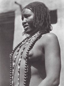 África: Gawazi, uma bailarina profissional (fotografia a preto e branco) de Hugo Adolf Bernatzik