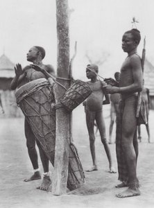 África: Homens Moru a tocar tambores (fotografia a preto e branco) de Hugo Adolf Bernatzik