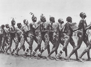 África: Mulheres Nuba a dançar (fotografia a preto e branco)