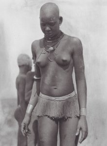 África: Mulher Nuer (fotografia a preto e branco)