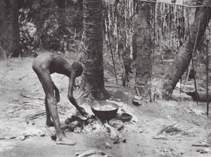 África: Nuer a cozinhar carne de crocodilo (fotografia a preto e branco) de Hugo Adolf Bernatzik