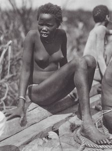 África: Rapariga Nuer no Bahr el Zeraf (fotografia a preto e branco) de Hugo Adolf Bernatzik