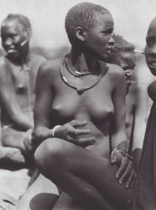 África: Rapariga Nuer com colar de pelo de girafa (fotografia a preto e branco)